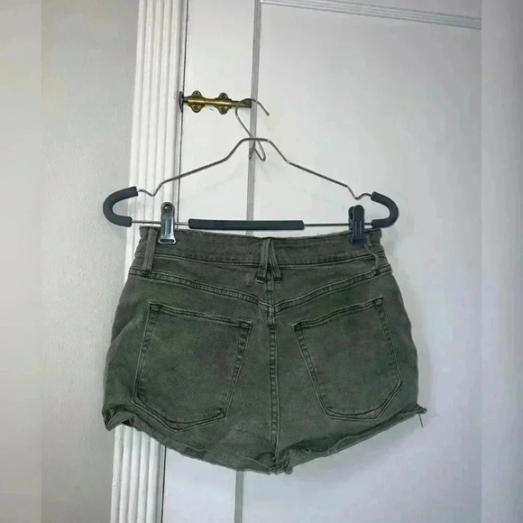 Good American Shorts High Waist
Cut Off Shorts in Green Olive - Picture 4 of 7